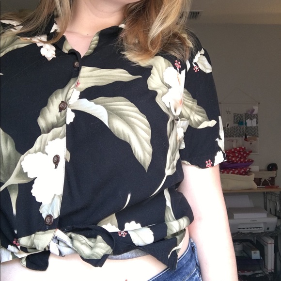 SOLD ❌ Iolani | Hawaiian Black Floral Blouse - Picture 4 of 5